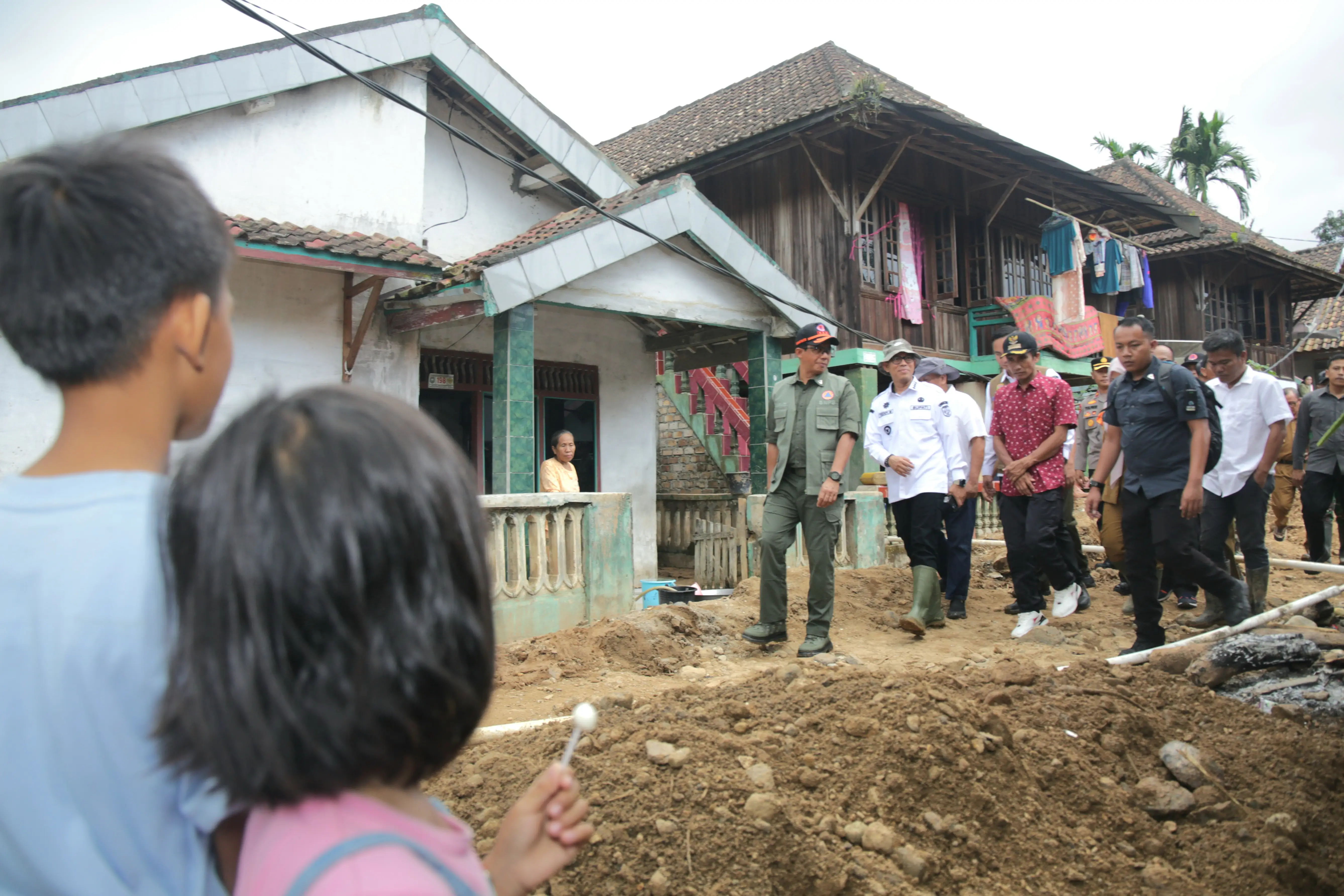 Tinjauan ke lokasi terdampak ini, Kepala BNPB ingin melihat seberapa parah dampak yang diakibatkan dari banjir dan longsor yang melanda Kabupaten OKU. Sehingga, ia dapat mendorong penanganan dan pemulihan yang tepat dilakukan oleh pemerintah. 